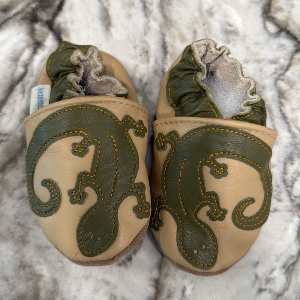NWOT Robeez baby Boy shoes tan leather w/green Lizards 0-6 month in package.
